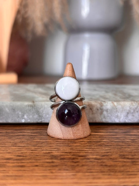 Bague double cabochon rond, cabochon blanc et violet, anneaux argent ajustables.