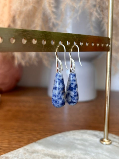 Boucles dormeuses acier argenté, pendentifs goutte sodalite bleue