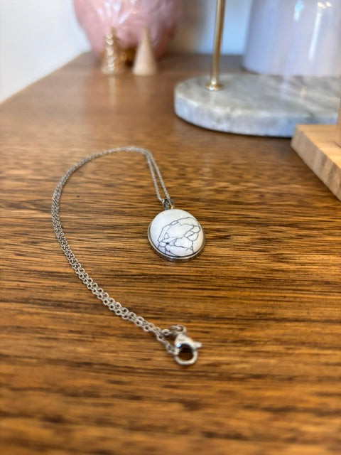 Collier acier inox argenté avec pendentif ovale de howlite blanche aux veines