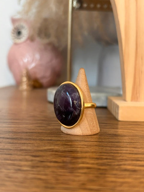 Bague dorée ajustable, cabochon ovale violet foncé, vue de profil