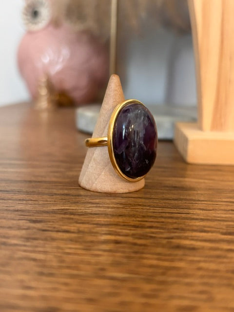 Bague dorée ajustable à cabochon ovale violet foncé, monture arrondie