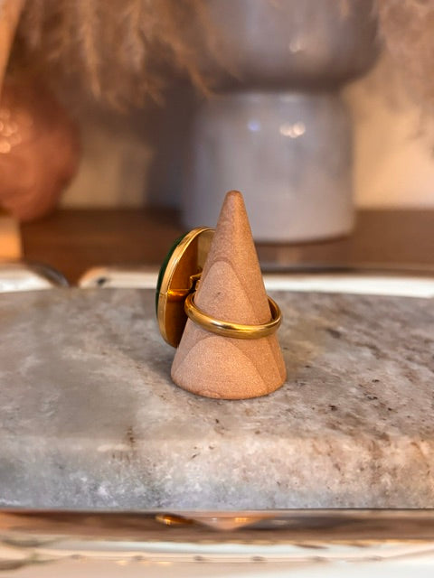 Bague ajustable dorée, cabochon ovale vert en vue de côté