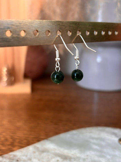 Boucles d'Oreilles Dormeuses Argentées · Perles Obsidienne Verte 8mm · Acier Inoxydable · Fait Main France