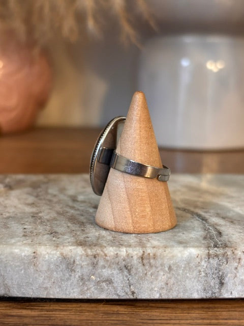 Bague argentée réglable avec cabochon paon, vue de profil sur anneau ajustable.
