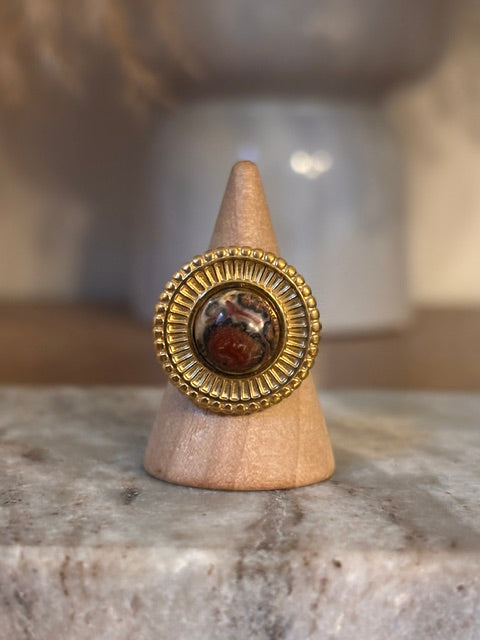 Bague ajustable dorée avec cabochon rond en jaspe paysage et monture ciselée.