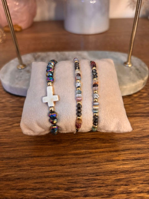 Bracelets perles multicolores, croix blanche pendante, cordon élastique (lot 3)