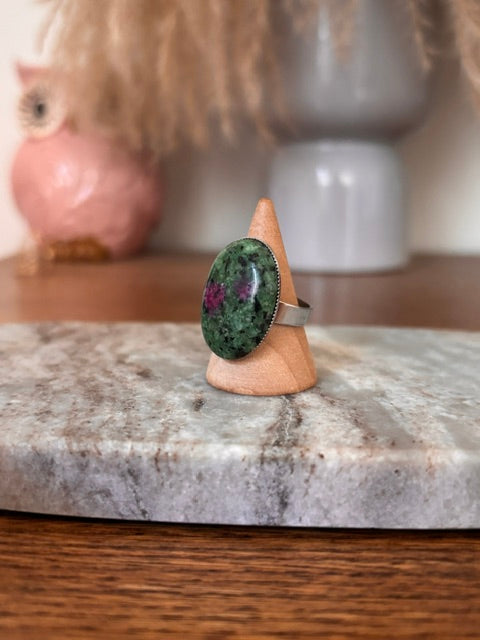 Bague ajustable cabochon ovale vert, inclusions violettes, monture cuivrée et argentée