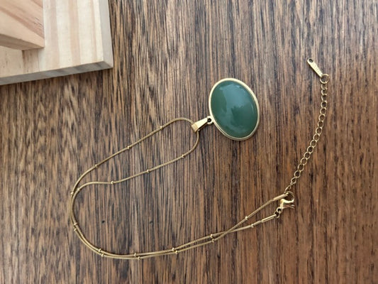 Collier chaîne dorée avec cabochon ovale vert et fermoir