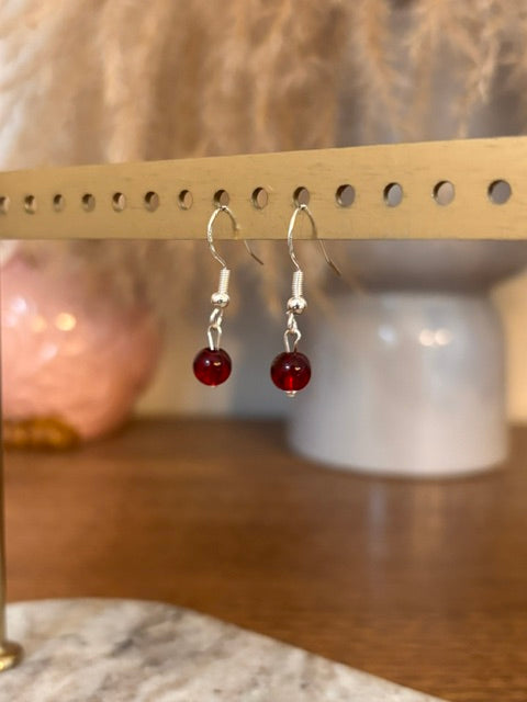Duo de boucles d’oreilles pendantes argentées, perles grenat rouge, fermoirs crochet