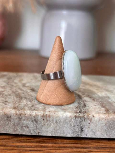Bague ajustable en acier inoxydable, pierre opaline ovale bleu clair sur monture argentée