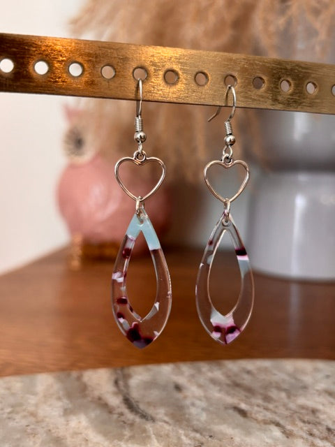 Boucles d'oreilles dormeuses argentées – Breloque Cœur & Breloques Fibre d'Acétate Colorées | Fairy Bohème Chic