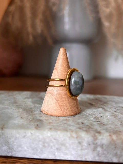 Bague dorée ajustable avec cabochon ovale en labradorite bleu-gris, vue de côté
