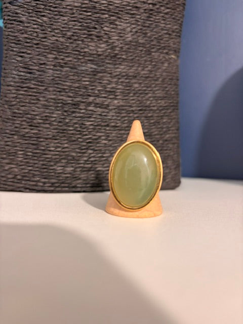Bague ajustable dorée en aventurine verte, cabochon ovale sur support