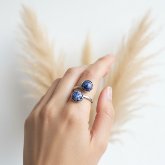 Bague double cabochon Sodalite bleue portée à la main, anneau ajustable argenté acier 316L, bijou artisanal boho — PAPD