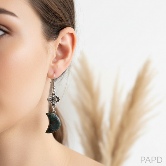 Boucles d’oreilles lune agate indienne vert foncé, portées, crochet en acier inoxydable