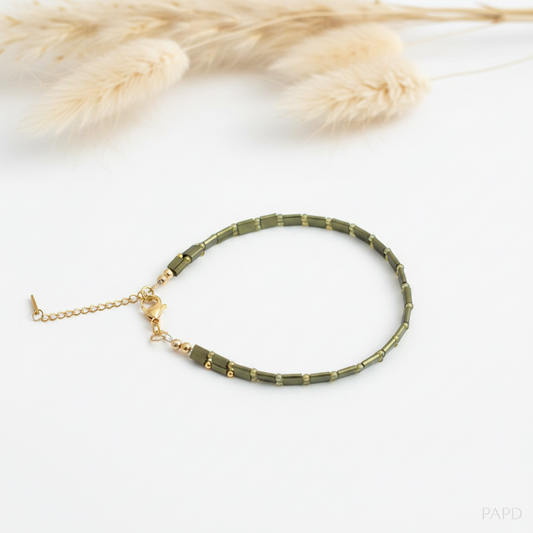 Bracelet Tila perles zircon facettées vert olive et perles rondes dorées, fil câble acier inoxydable, fermoir mousqueton doré + extension 5cm. Fait main France – PAPD.