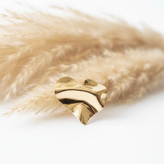 Broche en forme de cœur doré froissé, finition brillante, 3,8 cm.