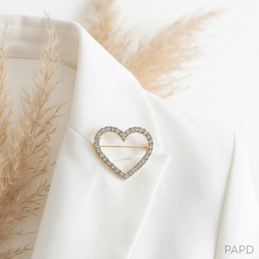 Broche cœur en strass argentés sur tissu blanc, épingle fine