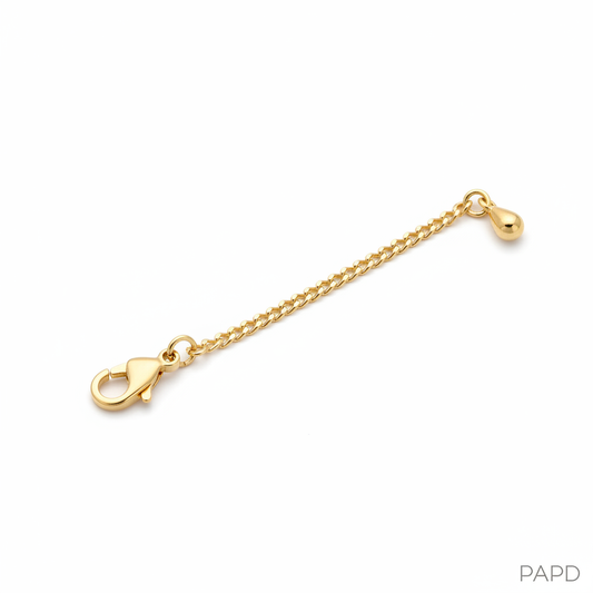 Bracelet double rang perles Miyuki bleu marine et blanc avec perles de nacre et extension en chainette, apprêts dorés acier inoxydable, sur fond blanc avec pampa séché — PAPD