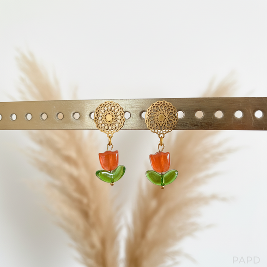 Boucles d’oreilles créoles dorées avec pendentifs tulipes orange et vert