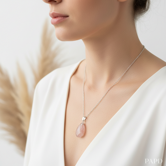 Collier Rhodonite facettée porté au cou femme chaîne argentée lithothérapie – PAPD