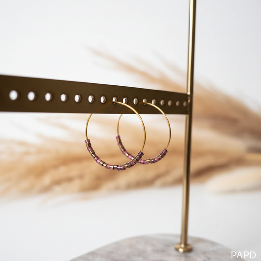 Créoles en acier argenté avec perles rose et reflets dorés, anneaux ouverts
