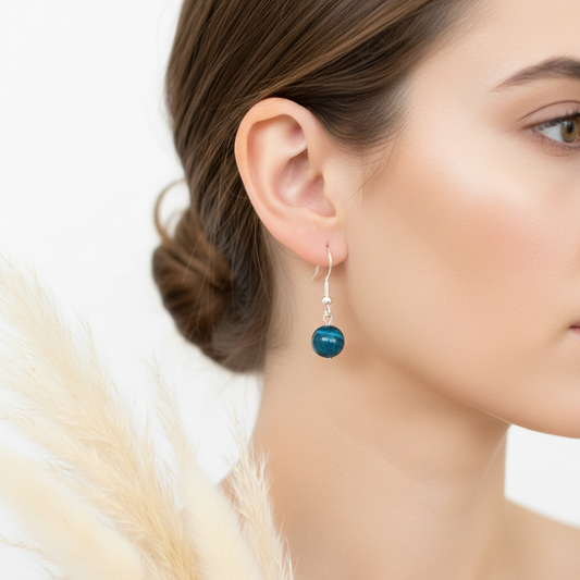 Boucle d’oreille pendante en argent 925 avec perle œil de tigre bleu, sur l’oreille