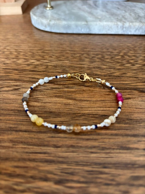 Bracelet en perles Miyuki, blanc et bleu, perles jaunes et touche rose, fermoir doré.