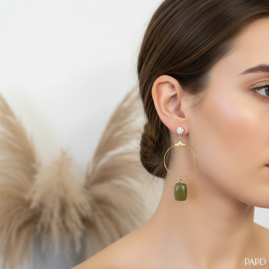 Boucles d’oreilles pendantes : clou scintillant, grande créole dorée et pierre verte