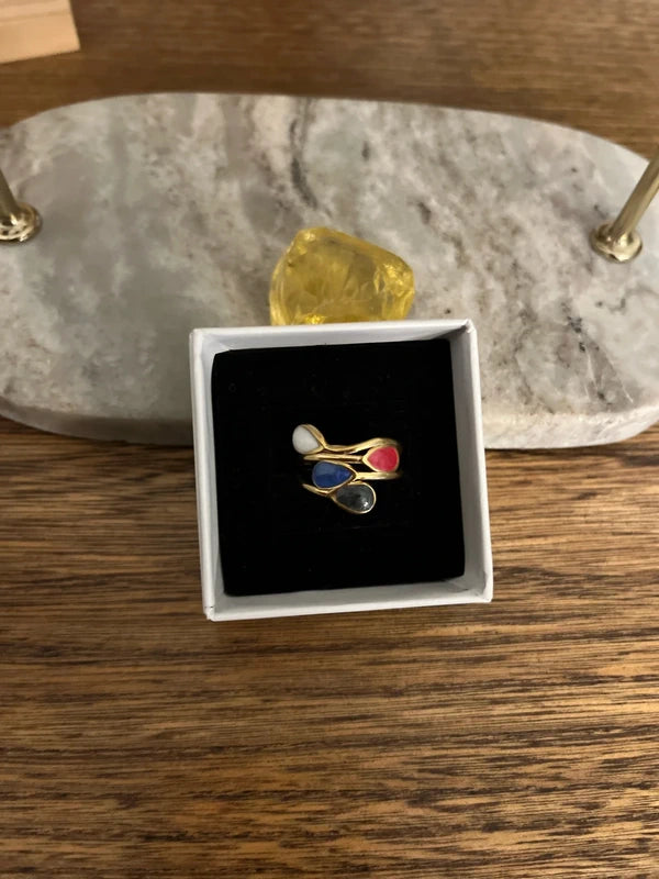 Bague dorée ajustable gouttes ondulées, résine jaune avec touche rouge en écrin