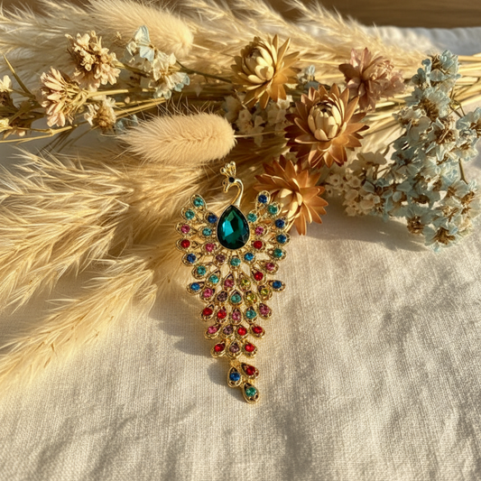 Grande broche paon dorée avec pierres multicolores, motif vertical ajouré