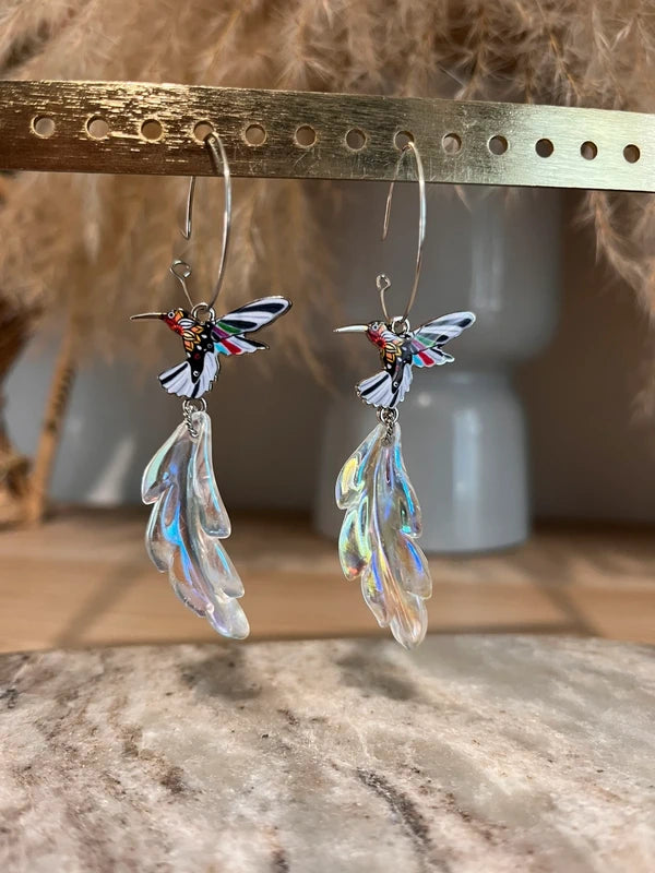 Créoles Argentées Colibri & Plume Acrylique | Boucles d'Oreilles Fairycore Bohème | Acier Inoxydable