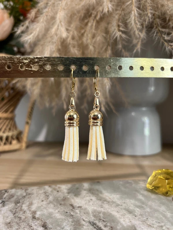 Dormeuses Dorées Pompons Écrus Crème | Boucles d'Oreilles Légères Minimalistes Chic | Acier Inoxydable