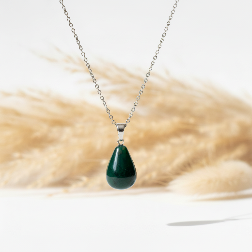 Collier argenté avec pendentif goutte d’agate verte sur chaîne fine