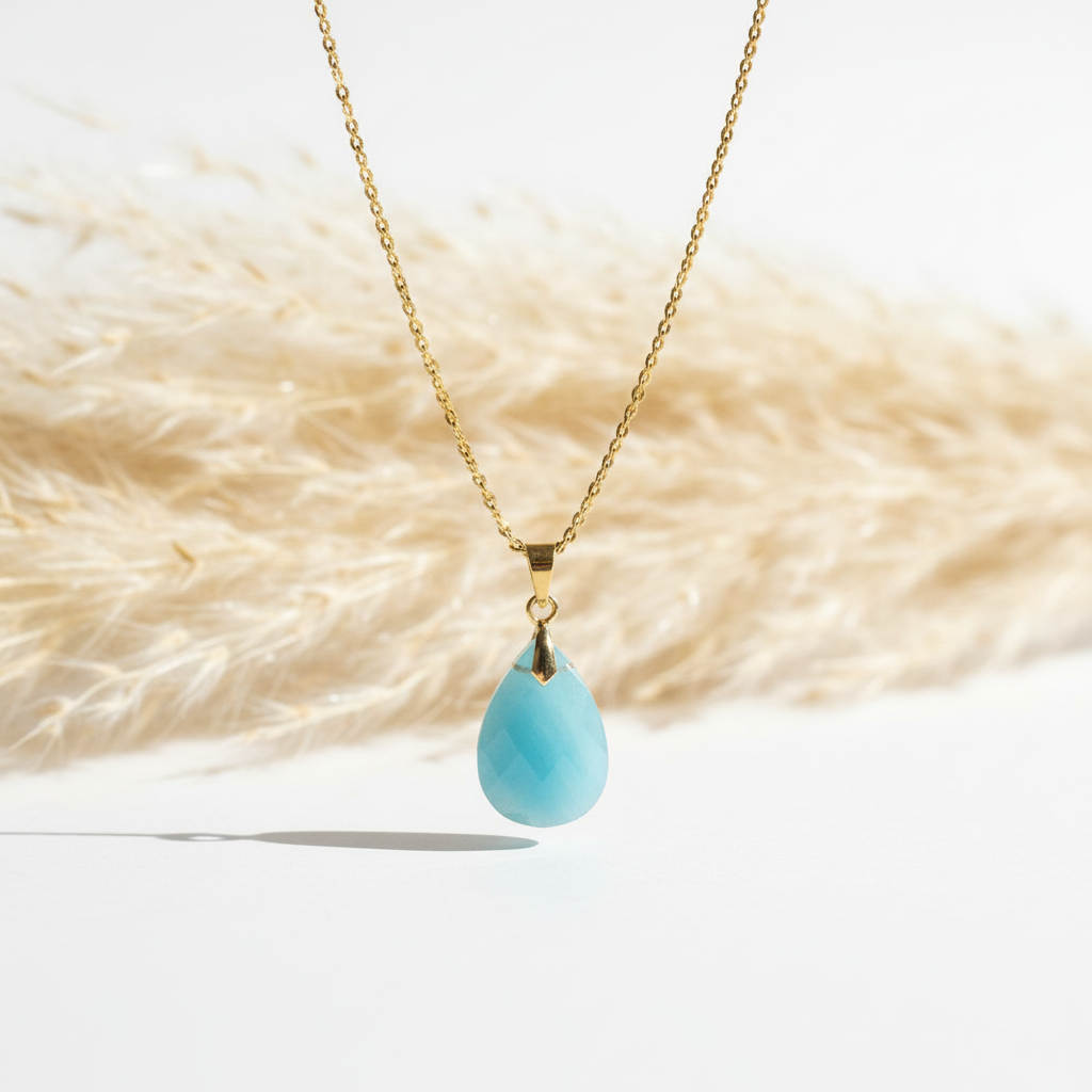 Collier chaîne dorée avec pendentif en amazonite bleu en forme de goutte.