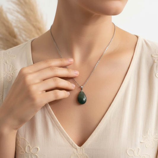 Ras-du-cou : pendentif goutte vert en aventurine sur chaîne argentée, porté au cou