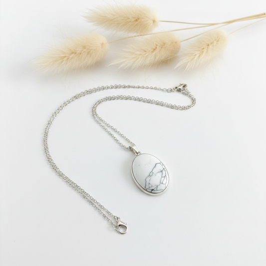 Collier en acier inox argenté avec pendentif ovale en pierre blanche veiné, chaîne