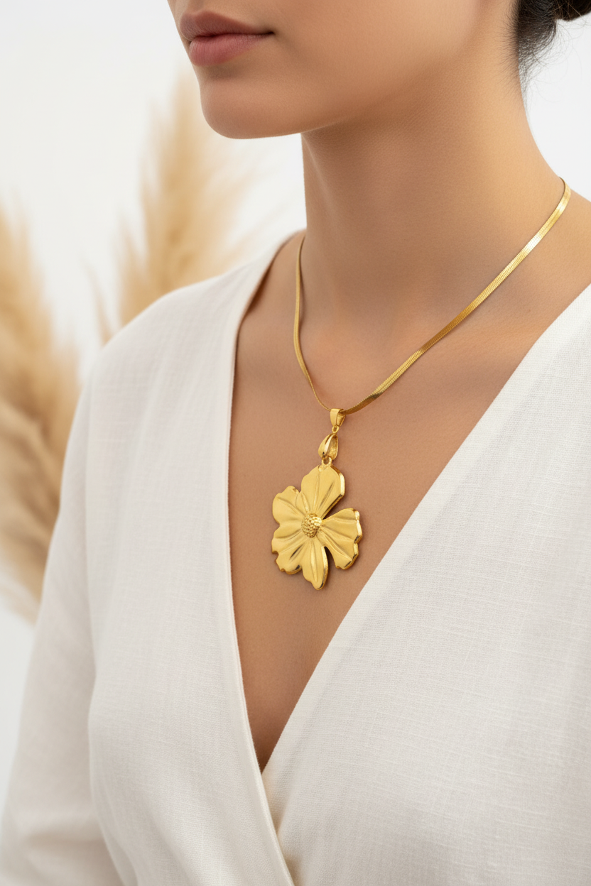 Collier doré à chaîne serpent avec pendentif fleur en relief