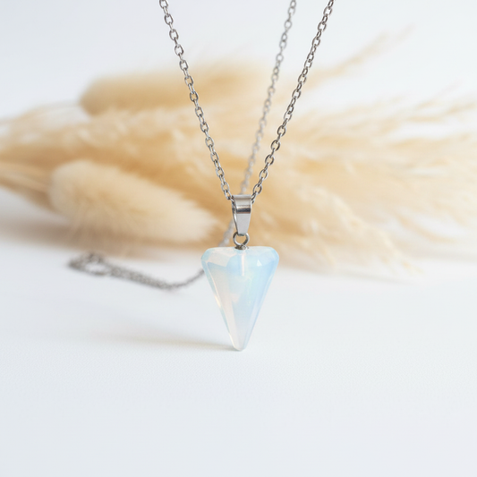 Pendentif opale bleu translucide en forme de triangle sur chaîne argentée à maillons