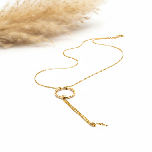 Collier sautoir chaîne dorée, anneau circulaire et chainette fine, fermoir à l’extrémité