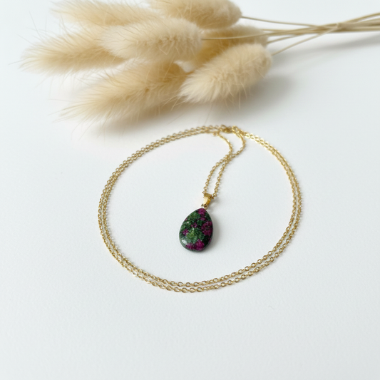 Collier chaîne dorée inoxydable avec pendentif goutte pierre naturelle multicolore