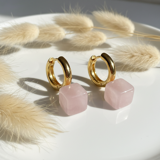 Créoles en acier doré avec pendants en quartz rose facetté