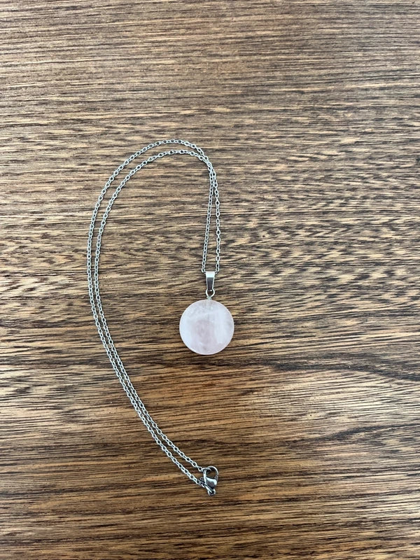 Collier Quartz Rose | Chaîne argentée inoxydable – Pierre d’amour & Sérénité