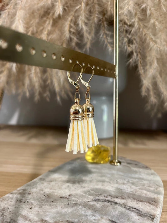 Dormeuses Dorées Pompons Écrus Crème | Boucles d'Oreilles Légères Minimalistes Chic | Acier Inoxydable