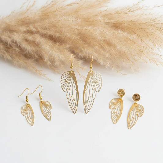 Assortiment de boucles d’oreilles ailes de fée dorées, plusieurs modèles assortis