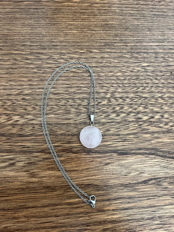 Collier Quartz Rose | Chaîne argentée inoxydable – Pierre d’amour & Sérénité