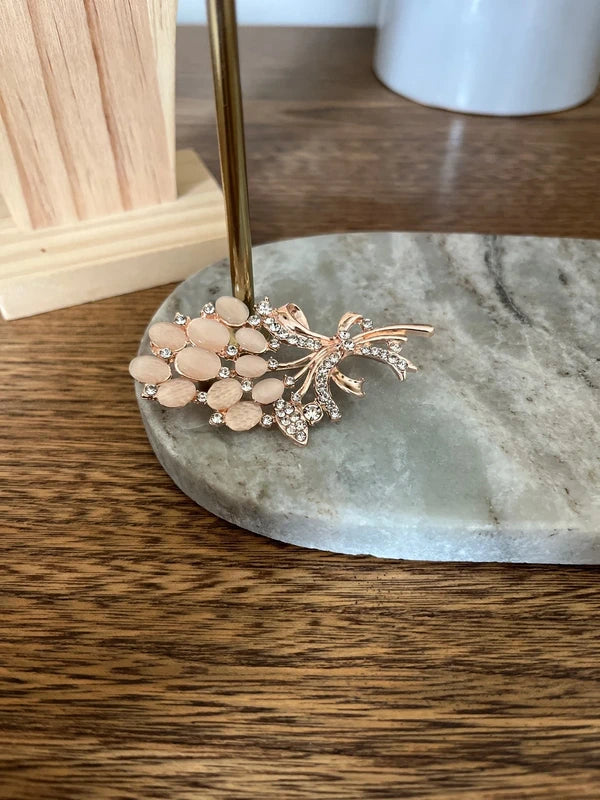 Broche florale rose poudré et argentée, motif bouquet de pétales et tiges
