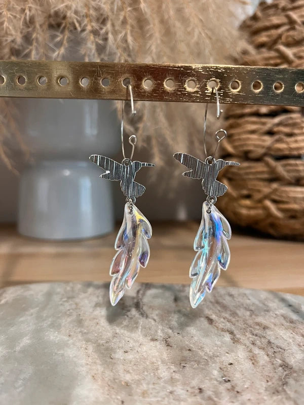 Créoles Argentées Colibri & Plume Acrylique | Boucles d'Oreilles Fairycore Bohème | Acier Inoxydable