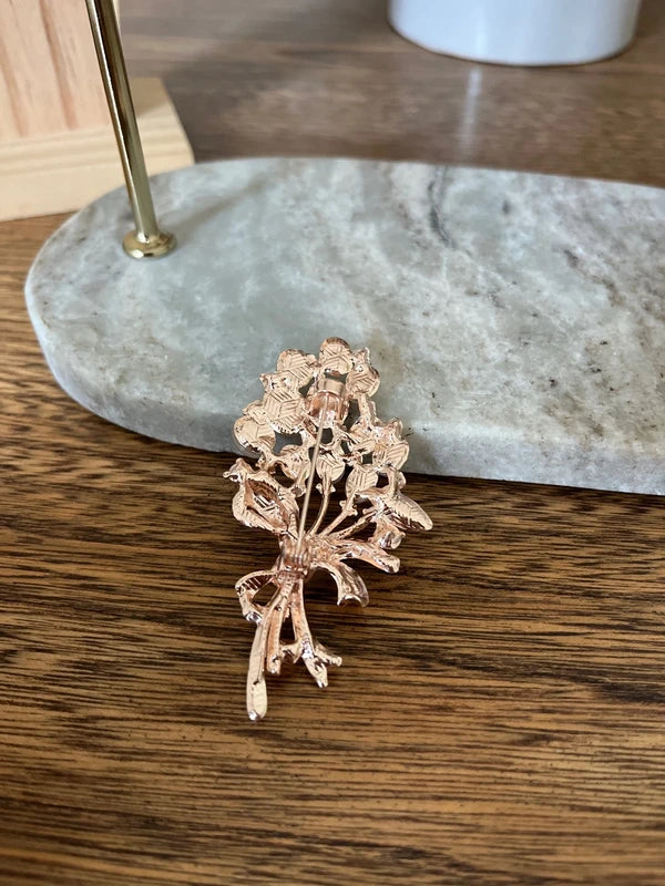 Broche florale argentée, bouquet de fleurs en relief avec épingle