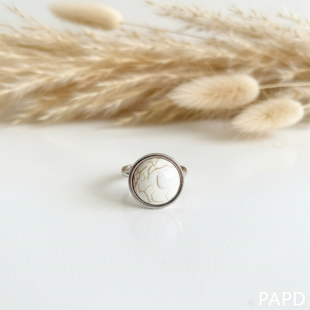 Bague réglable en acier argenté avec pierre blanche veinée